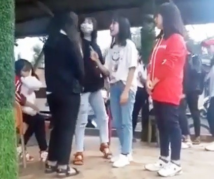 Phẫn nộ trước cảnh học sinh lớp 8 bị đánh, tát hội đồng liên tiếp - Ảnh 3.
