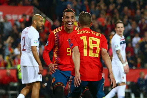 Ramos sút kiểu Panenka ghi bàn quyết định cho Tây Ban Nha - Ảnh 2.