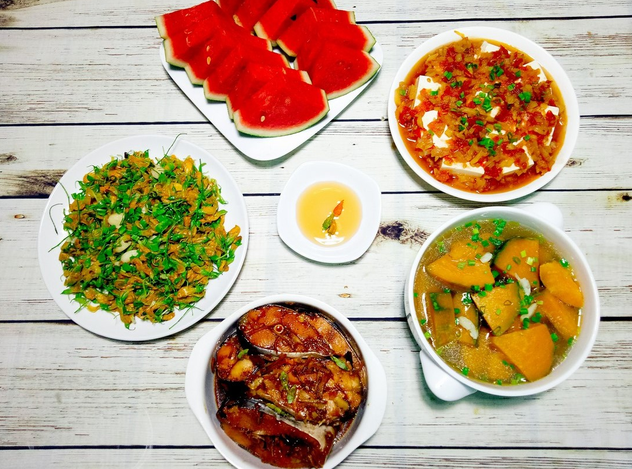 Tối nay ăn gì: Mâm cơm đầu tuần ngon miệng có cá basa kho gừng, canh bí đỏ chỉ với 100.000 đồng - Ảnh 1. Tối nay ăn gì: Mâm cơm đầu tuần ngon miệng có cá basa kho gừng, canh bí đỏ chỉ với 100.000 đồng - Ảnh 1.