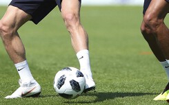 Đá bóng quá hăng, nam thanh niên 29 tuổi đứt gân Asin, suýt đi tập tễnh cả đời