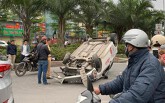 Hà Nội: Phát hiện chiếc xe taxi lật ngửa giữa đường