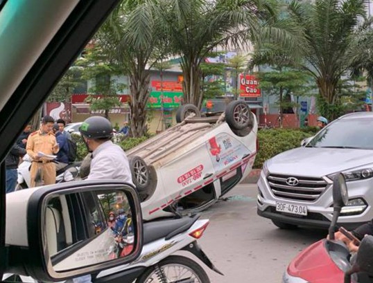 Hà Nội: Phát hiện chiếc xe taxi lật ngửa giữa đường - Ảnh 2. Hà Nội: Phát hiện chiếc xe taxi lật ngửa giữa đường - Ảnh 2.