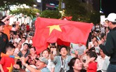 Trời ơi tin được không: Thái Lan thua Việt Nam 4 bàn không gỡ, người hâm mộ tràn ra đường ăn mừng