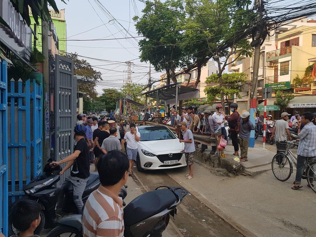 Vụ tài xế bị phạt 4 triệu đồng vì đậu ô tô trên đường sắt: Xui mới bị phạt thôi - Ảnh 1. Vụ tài xế bị phạt 4 triệu đồng vì đậu ô tô trên đường sắt: Xui mới bị phạt thôi - Ảnh 1.