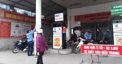 Một số cửa hàng ở Hà Nội dừng bán xăng RON95