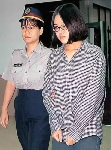 Hai cô gái từ thân thiết thành thù hận vì cùng yêu một nam sinh - Ảnh 1. Hai cô gái từ thân thiết thành thù hận vì cùng yêu một nam sinh - Ảnh 1.