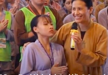 Cô gái co giật trong các clip vong nhập ở chùa Ba Vàng nói gì? - Ảnh 2. Cô gái co giật trong các clip vong nhập ở chùa Ba Vàng nói gì? - Ảnh 2.