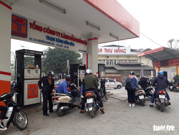 Một số cửa hàng ở Hà Nội dừng bán xăng RON95 - Ảnh 2.