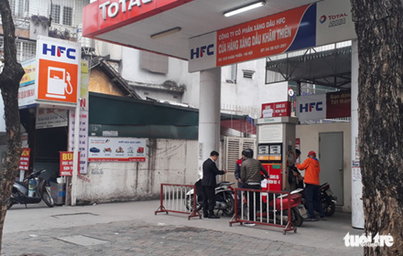Một số cửa hàng ở Hà Nội dừng bán xăng RON95 - Ảnh 3.