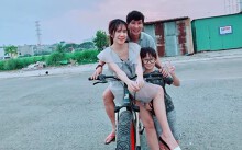Lý Hải, Minh Hà cùng 4 con sống như 'nông dân' trong biệt thự mới mua