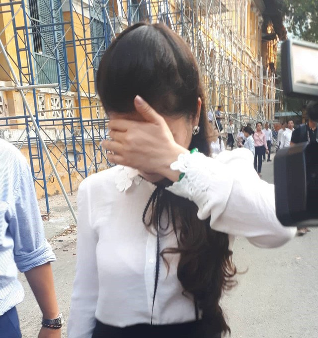 Bà Diệp Thảo rơi nước mắt sau phiên tòa li hôn: Bản án quá bất công với mẹ con tôi - Ảnh 1. Bà Diệp Thảo rơi nước mắt sau phiên tòa li hôn: Bản án quá bất công với mẹ con tôi - Ảnh 1.