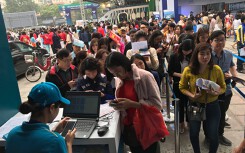 Người dân ‘rồng rắn’ xếp hàng từ 6h sáng săn vé máy bay giá rẻ dịp nghỉ lễ