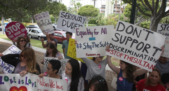 Brunei: Thông qua điều luật mới cho phép ném đá người LGBT  - Ảnh 1.