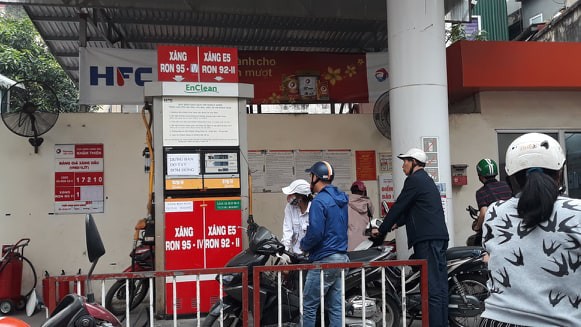 Sau một ngày ngừng cung cấp, nhiều cửa hàng đã bán xăng RON95 trở lại - Ảnh 2. Sau một ngày ngừng cung cấp, nhiều cửa hàng đã bán xăng RON95 trở lại - Ảnh 2.