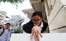 Học sinh, người lao động thích thú khi được uống nước sạch miễn phí trên đường phố Hà Nội