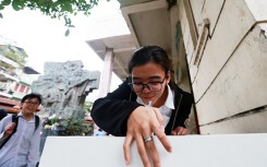 Học sinh, người lao động thích thú khi được uống nước sạch miễn phí trên đường phố Hà Nội