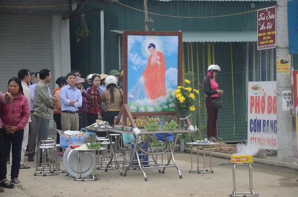 Vụ xe khách lao vào đoàn người đi đưa tang: Nhiều nhà sư cầu siêu cho những nạn nhân xấu số - Ảnh 4. Vụ xe khách lao vào đoàn người đi đưa tang: Nhiều nhà sư cầu siêu cho những nạn nhân xấu số - Ảnh 4.