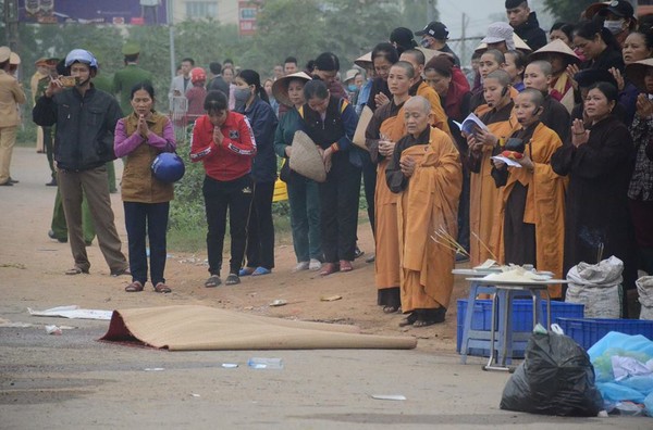 Vụ xe khách lao vào đoàn người đi đưa tang: Nhiều nhà sư cầu siêu cho những nạn nhân xấu số - Ảnh 3. Vụ xe khách lao vào đoàn người đi đưa tang: Nhiều nhà sư cầu siêu cho những nạn nhân xấu số - Ảnh 3.