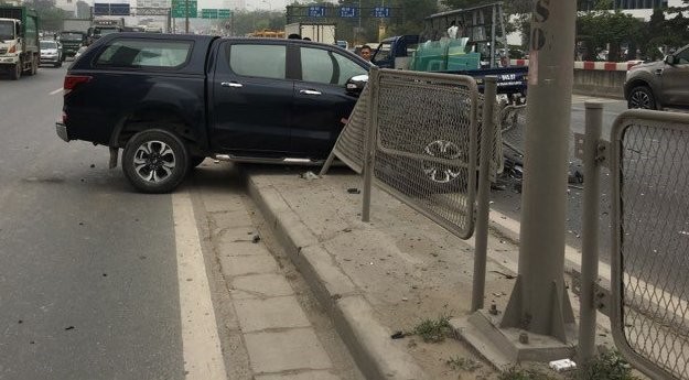 Đâm xuyên dải phân cách, ô tô bán tải nát đầu trên đường vành đai 3 - Ảnh 3. Đâm xuyên dải phân cách, ô tô bán tải nát đầu trên đường vành đai 3 - Ảnh 3.