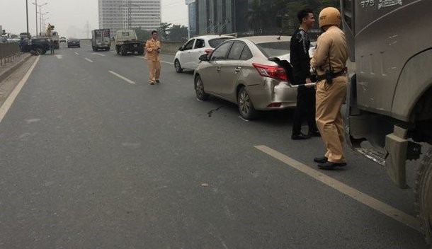 Đâm xuyên dải phân cách, ô tô bán tải nát đầu trên đường vành đai 3 - Ảnh 4. Đâm xuyên dải phân cách, ô tô bán tải nát đầu trên đường vành đai 3 - Ảnh 4.