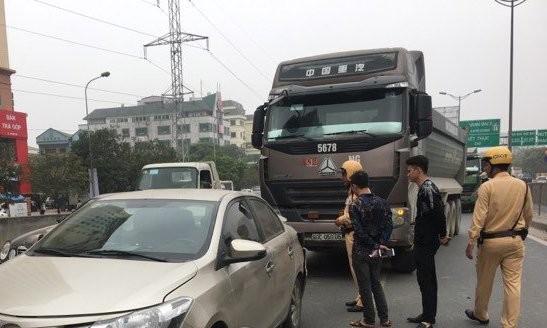 Đâm xuyên dải phân cách, ô tô bán tải nát đầu trên đường vành đai 3 - Ảnh 5. Đâm xuyên dải phân cách, ô tô bán tải nát đầu trên đường vành đai 3 - Ảnh 5.