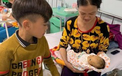 Cậu bé 13 tuổi đạp xe hơn 100km từ Tây Bắc về Hà Nội thăm em
