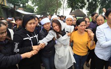 Mẹ tài xế tông chết 7 người đi đám ma: 'Hãy tha thứ cho con chúng tôi'