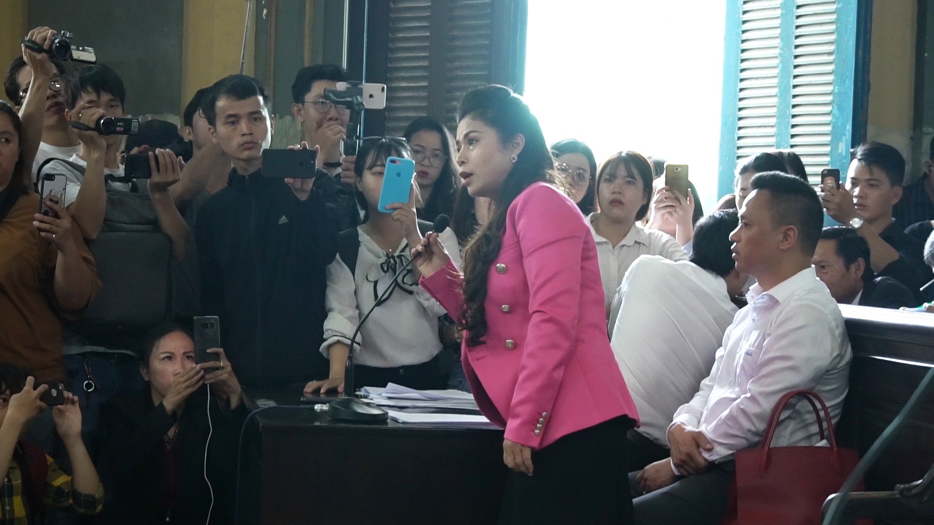 Bà Lê Hoàng Diệp Thảo tố chấp hành viên vượt quyền, khẳng định không chiếm con dấu của Trung Nguyên - Ảnh 4. Bà Lê Hoàng Diệp Thảo tố chấp hành viên vượt quyền, khẳng định không chiếm con dấu của Trung Nguyên - Ảnh 4.
