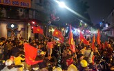 Cờ đỏ sao vàng rợp phố phường Hà Nội sau chiến thắng lịch sử của U23 Việt Nam