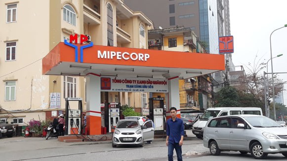 Sau một ngày ngừng cung cấp, nhiều cửa hàng đã bán xăng RON95 trở lại - Ảnh 1. Sau một ngày ngừng cung cấp, nhiều cửa hàng đã bán xăng RON95 trở lại - Ảnh 1.