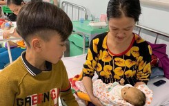 Cậu bé 13 tuổi đạp xe, dùng chân làm phanh, đổ đèo từ Sơn La xuống Hà Nội thăm em trai nằm viện