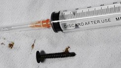 Bé 5 tuổi suýt thủng dạ dày vì nuốt đinh vít dài 3 cm