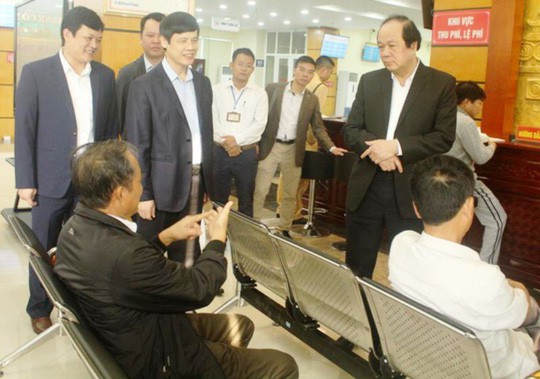 Chủ tịch Thanh Hóa yêu cầu các đơn vị công khai xin lỗi vì ngâm gần 4.000 hồ sơ - Ảnh 1. Chủ tịch Thanh Hóa yêu cầu các đơn vị công khai xin lỗi vì ngâm gần 4.000 hồ sơ - Ảnh 1.