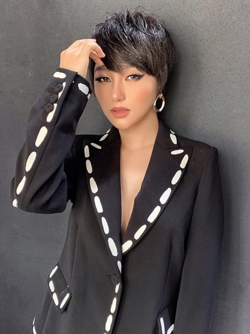 Hương Tràm nổi loạn khi chuyển từ tóc bạch kim sang tóc ngắn tomboy - Ảnh 2. Hương Tràm nổi loạn khi chuyển từ tóc bạch kim sang tóc ngắn tomboy - Ảnh 2.