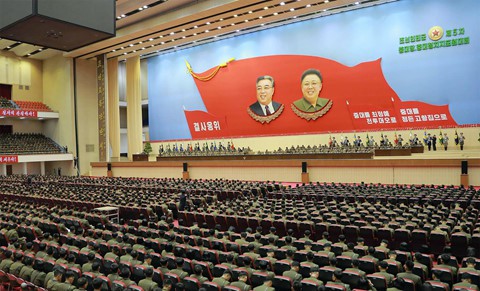 Ông Kim Jong Un phát biểu, quân nhân vừa ghi chép vừa khóc - Ảnh 2. Ông Kim Jong Un phát biểu, quân nhân vừa ghi chép vừa khóc - Ảnh 2.