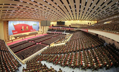Ông Kim Jong Un phát biểu, quân nhân vừa ghi chép vừa khóc - Ảnh 4. Ông Kim Jong Un phát biểu, quân nhân vừa ghi chép vừa khóc - Ảnh 4.