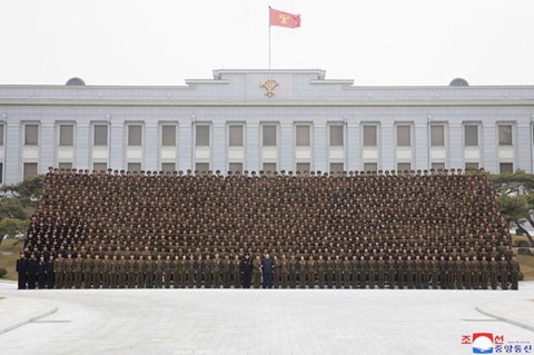 Ông Kim Jong Un phát biểu, quân nhân vừa ghi chép vừa khóc - Ảnh 9. Ông Kim Jong Un phát biểu, quân nhân vừa ghi chép vừa khóc - Ảnh 9.