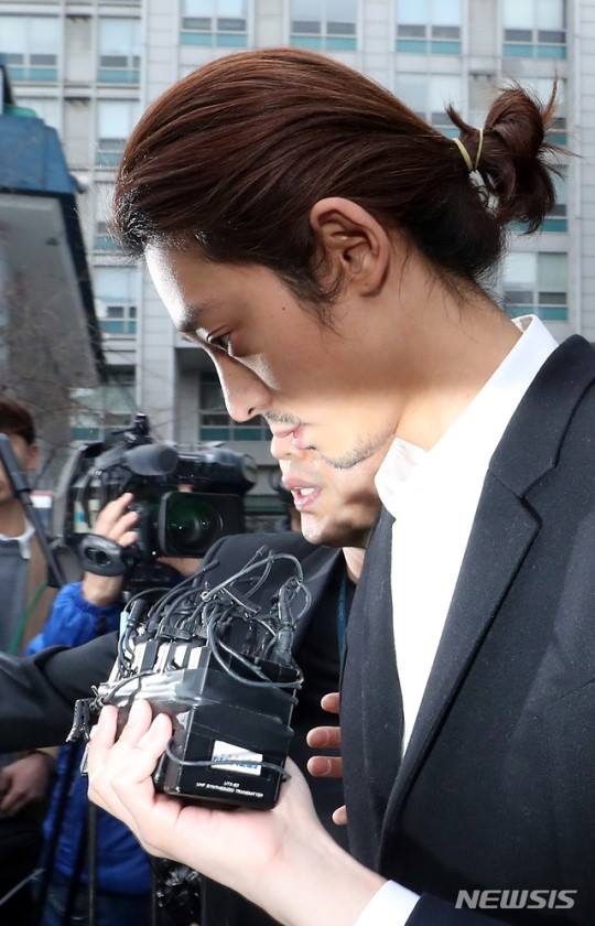 Khuôn mặt phờ phạc, tay bị còng chặt của Jung Joon Young khi đến văn phòng công tố - Ảnh 4. Khuôn mặt phờ phạc, tay bị còng chặt của Jung Joon Young khi đến văn phòng công tố - Ảnh 4.