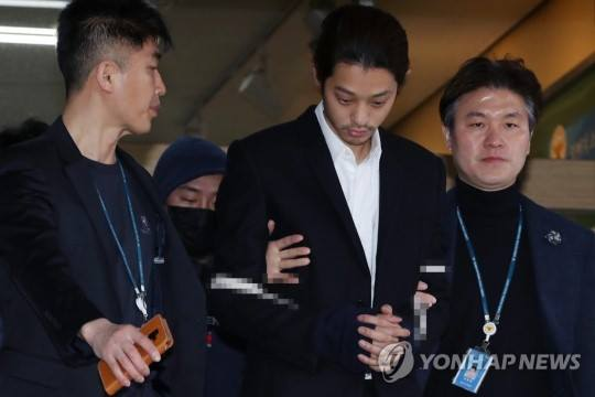 Khuôn mặt phờ phạc, tay bị còng chặt của Jung Joon Young khi đến văn phòng công tố - Ảnh 3. Khuôn mặt phờ phạc, tay bị còng chặt của Jung Joon Young khi đến văn phòng công tố - Ảnh 3.