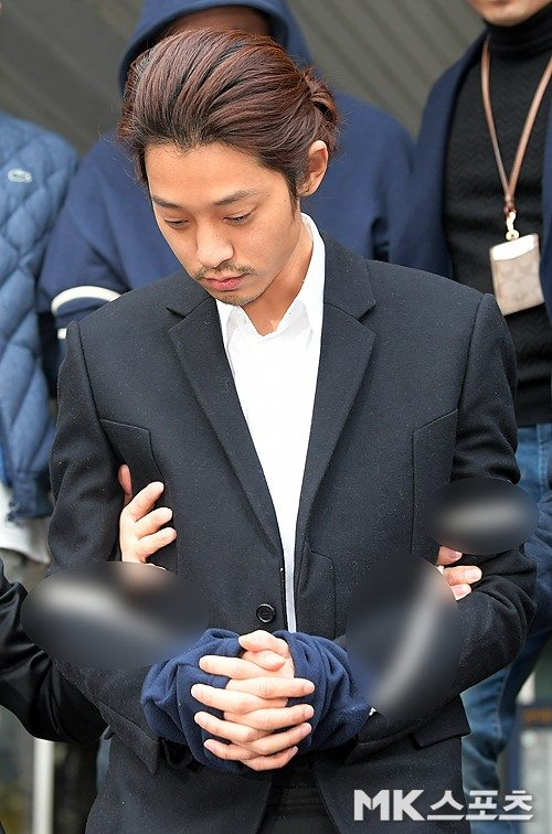 Khuôn mặt phờ phạc, tay bị còng chặt của Jung Joon Young khi đến văn phòng công tố - Ảnh 1. Khuôn mặt phờ phạc, tay bị còng chặt của Jung Joon Young khi đến văn phòng công tố - Ảnh 1.