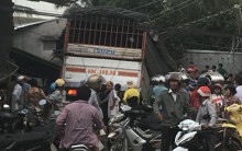 Xe tải tông hàng loạt nhà dân ven quốc lộ, 2 người tử vong