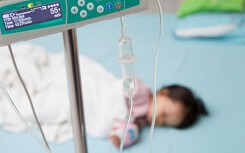 Uống Oresol bù nước sai chỉ định, bé 18 tháng tuổi khóc không ra nước mắt, nguy kịch