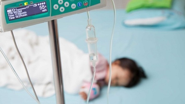 Uống Oresol bù nước sai chỉ định, bé 18 tháng tuổi khóc không ra nước mắt, nguy kịch - Ảnh 1. Uống Oresol bù nước sai chỉ định, bé 18 tháng tuổi khóc không ra nước mắt, nguy kịch - Ảnh 1.