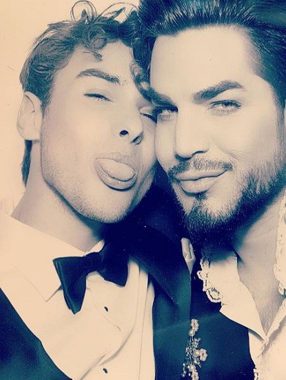 Ngôi sao âm nhạc Adam Lambert công khai bạn trai đồng tính mới - Ảnh 1. Ngôi sao âm nhạc Adam Lambert công khai bạn trai đồng tính mới - Ảnh 1.