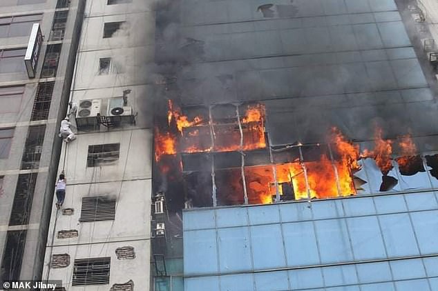 Cháy lớn tại trung tâm thương mại của Bangladesh khiến ít nhất 19 người tử vong - Ảnh 1. Cháy lớn tại trung tâm thương mại của Bangladesh khiến ít nhất 19 người tử vong - Ảnh 1.