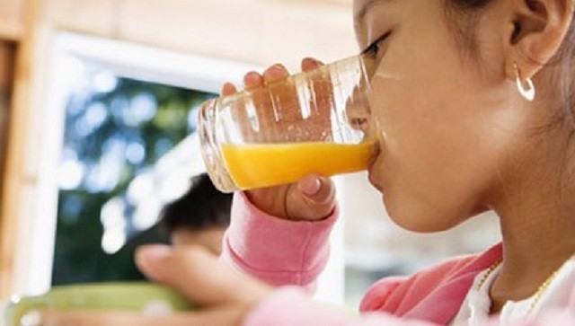 Uống Oresol bù nước sai chỉ định, bé 18 tháng tuổi khóc không ra nước mắt, nguy kịch - Ảnh 2. Uống Oresol bù nước sai chỉ định, bé 18 tháng tuổi khóc không ra nước mắt, nguy kịch - Ảnh 2.