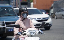 Người Sài Gòn quay cuồng trốn nắng cháy da ngày cuối tháng