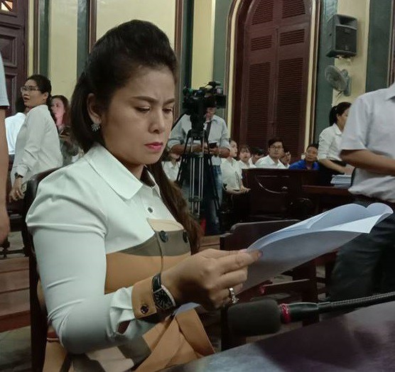 Vụ li hôn của vợ chồng vua cà phê Trung Nguyên: Tòa tuyên bà Thảo giao cổ phần, nhận tiền thối đúng không? - Ảnh 2. Vụ li hôn của vợ chồng vua cà phê Trung Nguyên: Tòa tuyên bà Thảo giao cổ phần, nhận tiền thối đúng không? - Ảnh 2.