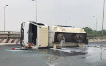 Hà Nội: Lật xe bồn hàng trăm lít dầu hỏa tràn ra Đại Lộ Thăng Long