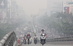 Không khí Hà Nội ở ngưỡng nguy hại: Lớp bụi mịn ‘xuyên thủng’ khẩu trang tàn phá sức khỏe bạn tới mức nào?